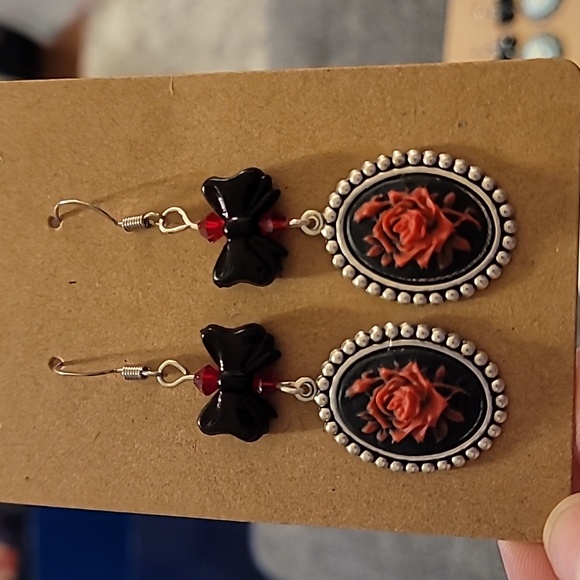 🌹 Rose Cameo Swarovski Crystal Drop Earrings - Picture 2 of 3